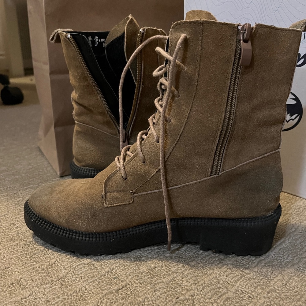 Boots - Picture 5 of 6